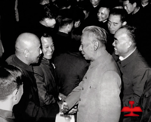 1959年毛澤東同志親切接見(jiàn)全國著(zhù)名勞動(dòng)模范、鞍鋼老英雄孟泰